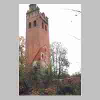 094-1039 Nur noch der Turm der Kirche ist vorhanden, aber auch hier werden schon die Ziegel herausgebrochen (Foto Kenzler).jpg